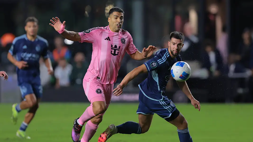 Robert Voloder, hier gegen Luis Suarez, hat vier Jahre für Kansas City gespielt. (Foto: IMAGO / Imagn Images)