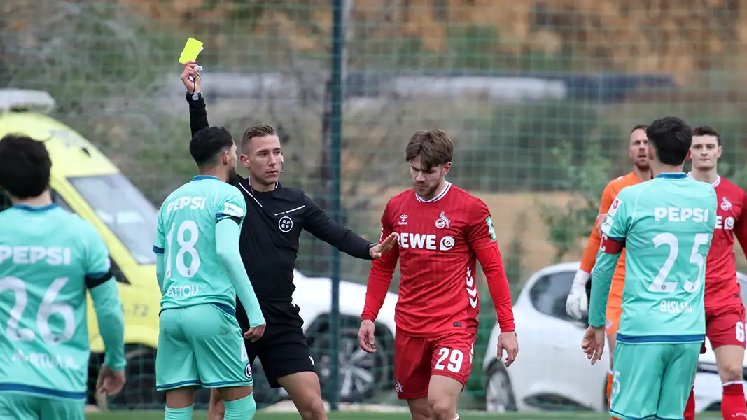 Jan Thielmann nach der Gelben Karte gegen seinen Gegenspieler. (Foto: Gauer)