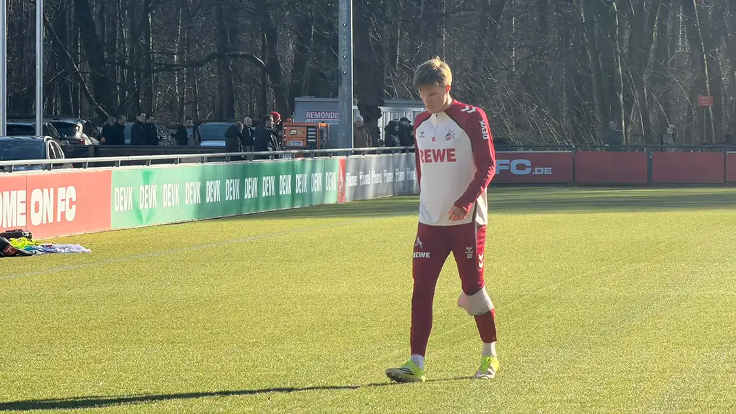 Mit Eisbeutel vom Platz! FC-Stürmer verletzt sich am Knie