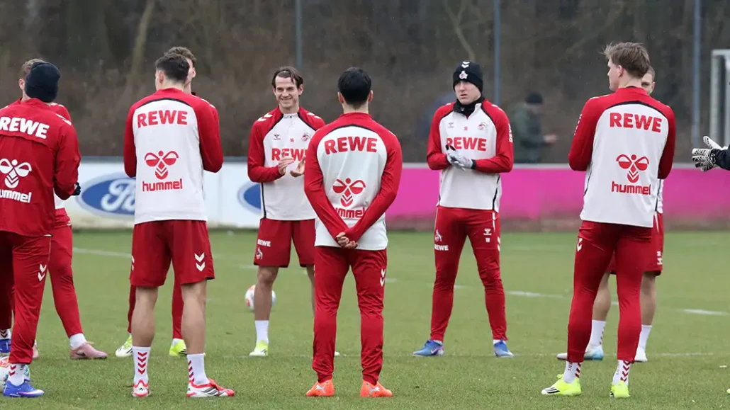 Applaus für Felipe Chavez (Mitte, Rücken) vor dem FC-Training. (Foto: Gauer)