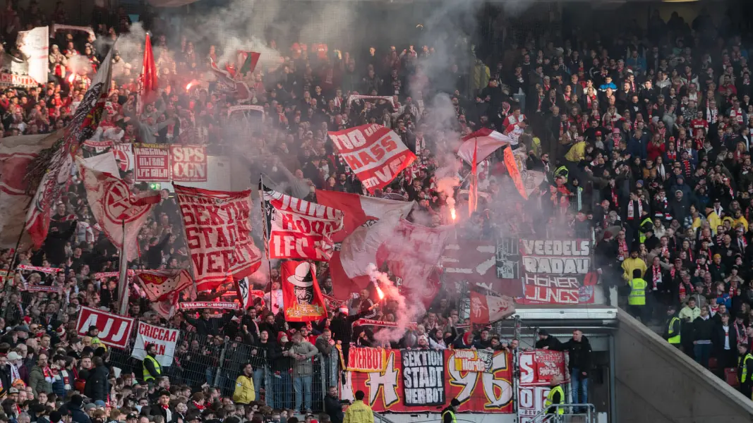 Polizei kesselt Fan-Busse ein! FC in Stuttgart ohne Ultras