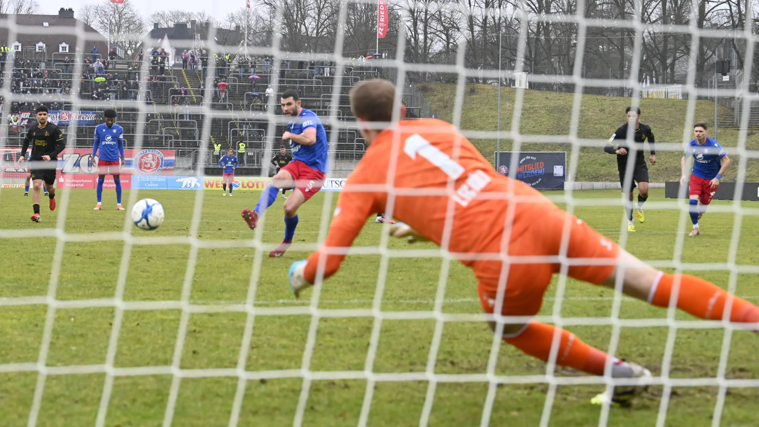Alleine gegen vier: Bouzraa mit dem Lucky Punch gegen Kölns U21