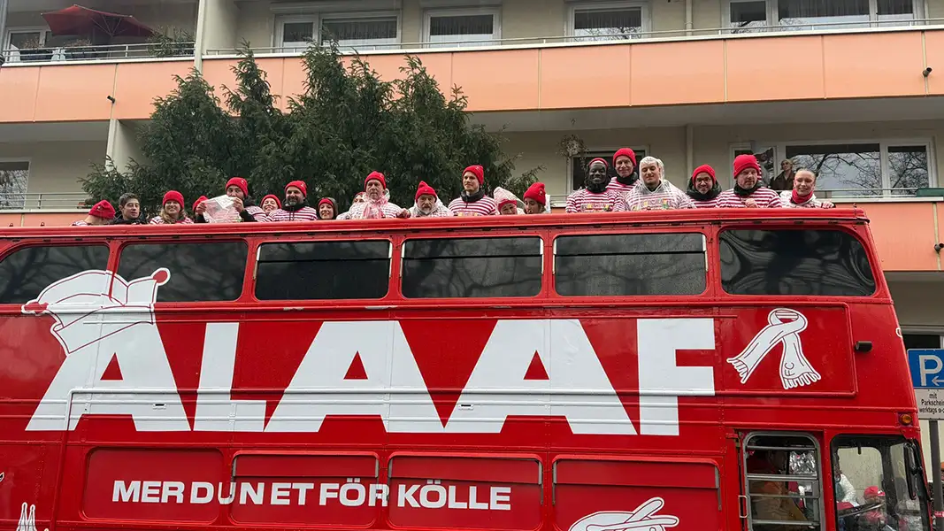 Der FC-Wagen kurz vor der Abfahrt. (Foto: GEISSBLOG)