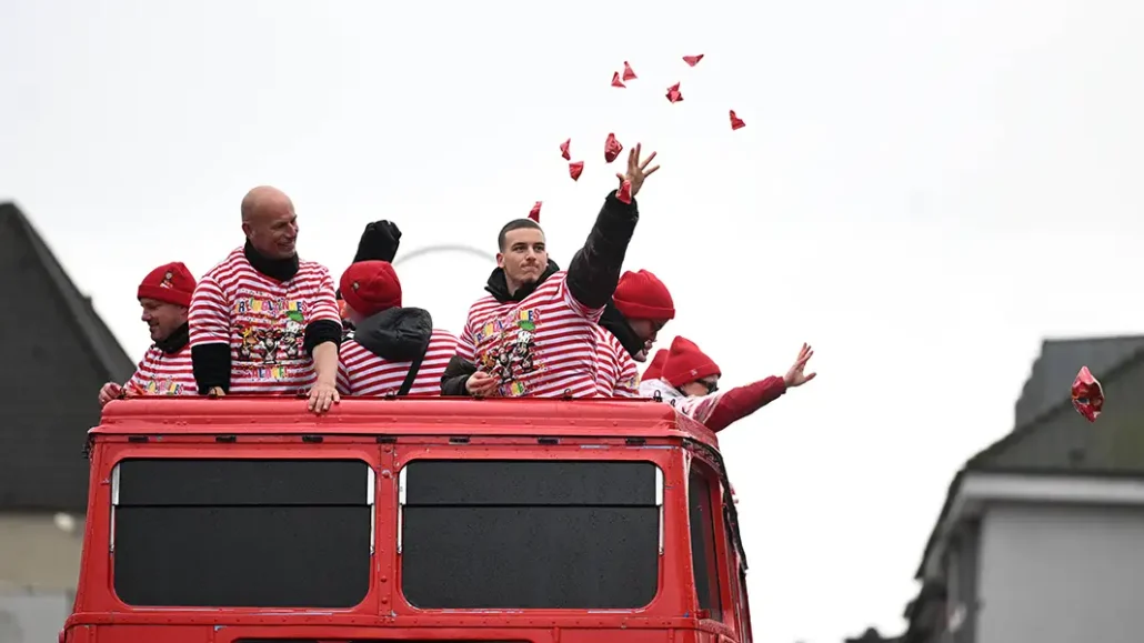 Said El Mala schmeißt Kamelle in die Menge. (Foto: IMAGO / Huebner)