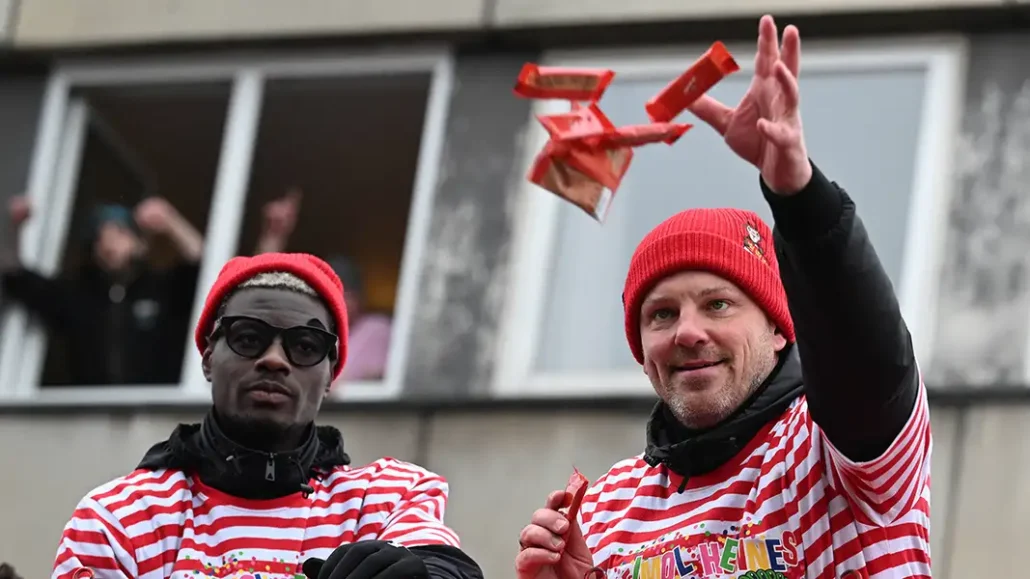 Ragnar Ache und SLukas Kwasniok auf dem Wagen des 1. FC Köln. (Foto: IMAGO / Huebner)