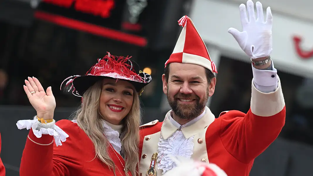 Thomas Kessler und Ehefrau Melanie auf dem Wagen der Roten Funken. (Foto: IMAGO / Huebner)