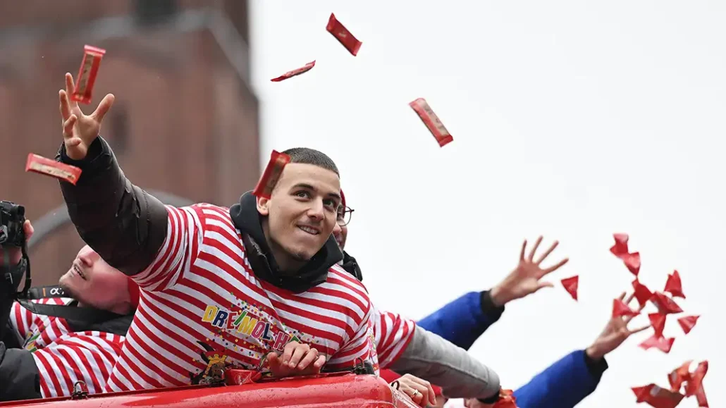 Said El Mala auf dem Rosenmontagswagen des 1. FC Köln. (Foto: IMAGO / Huebner)