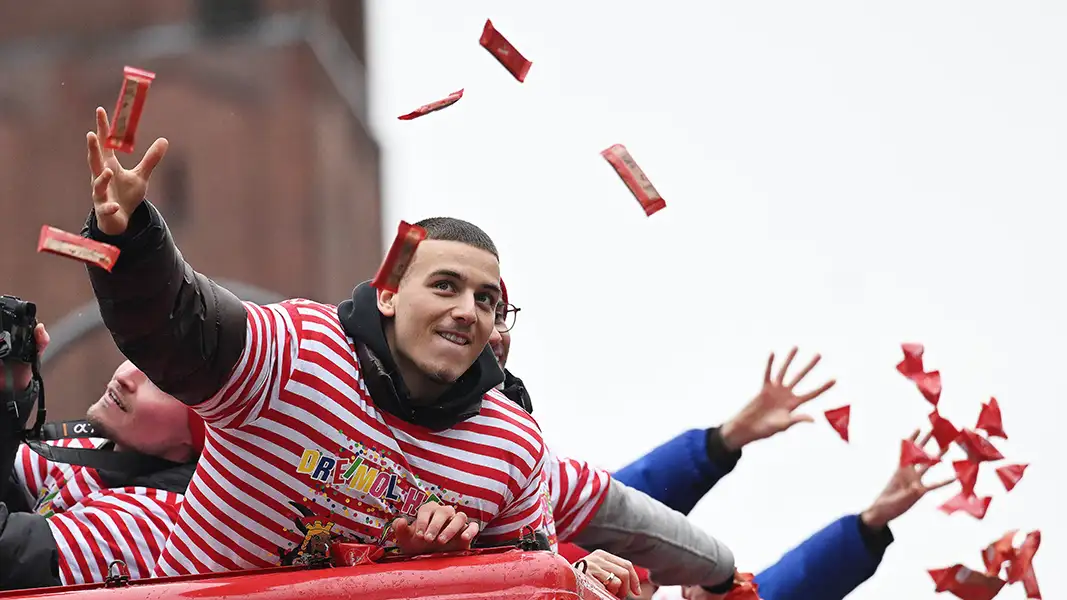 Said El Mala auf dem Rosenmontagswagen des 1. FC Köln. (Foto: IMAGO / Huebner)