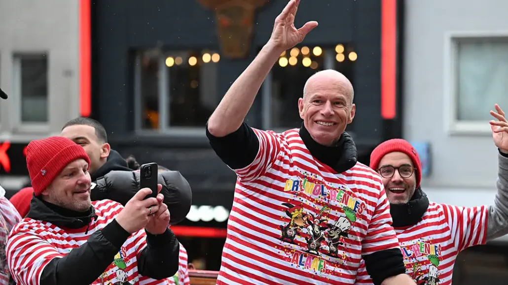 Jörn Stobbe auf dem Rosenmontagswagen des 1. FC Köln. (Foto: IMAGO / Huebner)