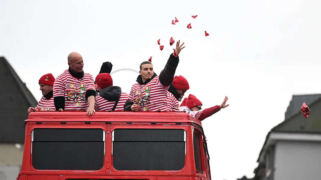Said El Mala schmeißt Kamelle in die Menge. (Foto: IMAGO / Huebner)