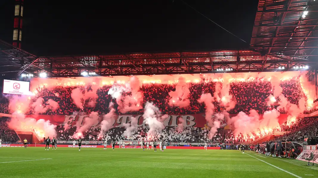 Choreographie mit Pyrotechnik vor dem Spiel des 1. FC Köln gegen Bayern München.