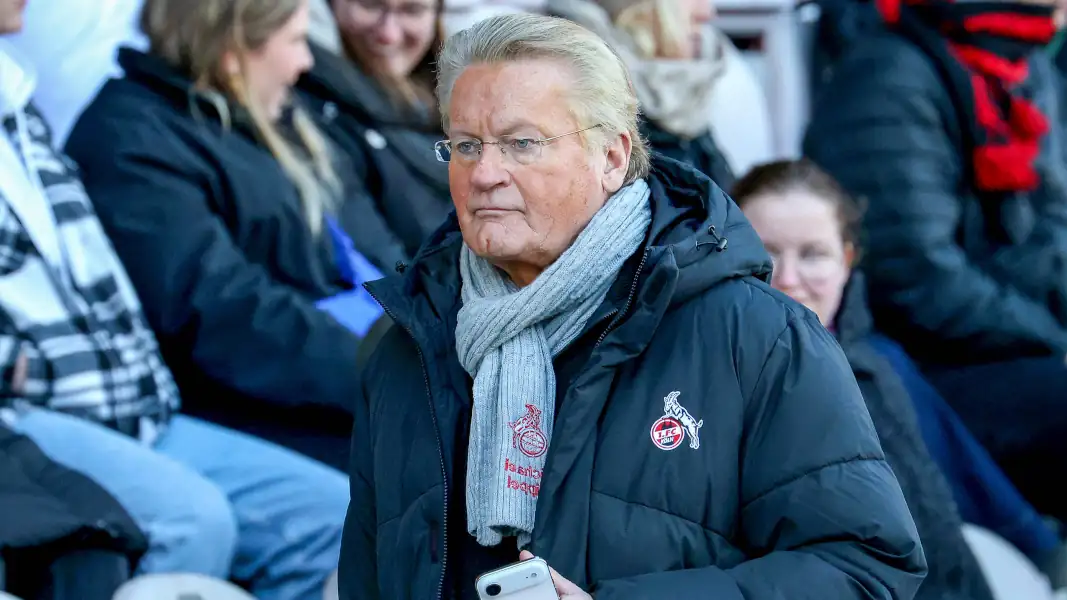 Stadionsprecher Michael Trippel mit Schal und FC-Jacke.
