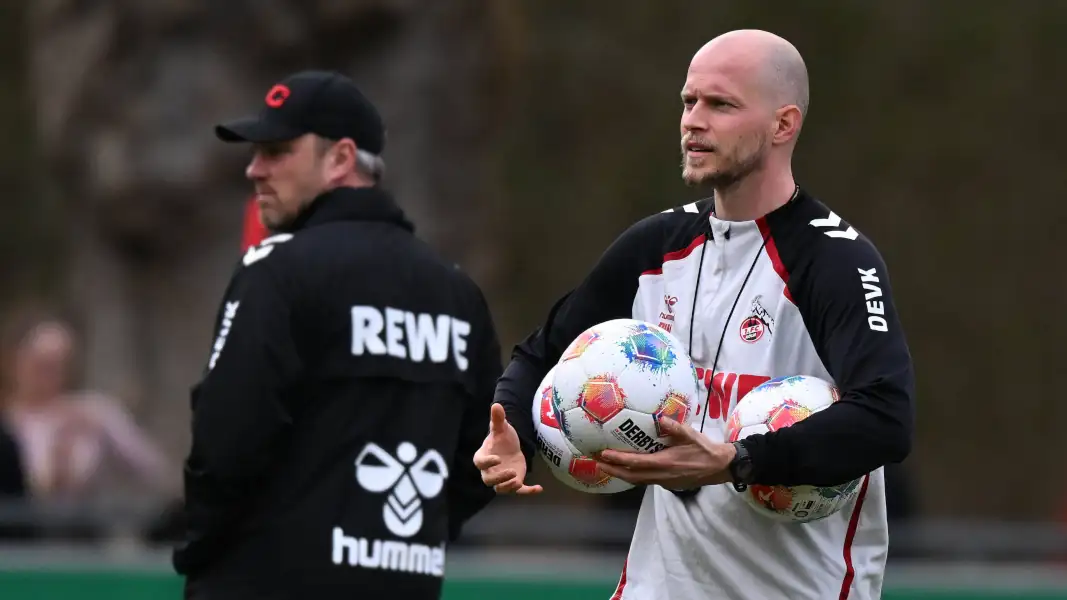 Kölns Co-Trainer Rene Wagner mit Bällen in der Hand.