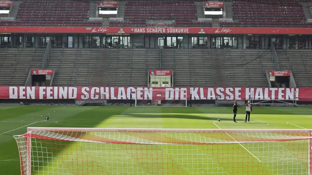 Die Ultras des 1. FC Köln haben vor dem Abschlusstraining ein Banner aufgehängt. (Foto: Bucco)