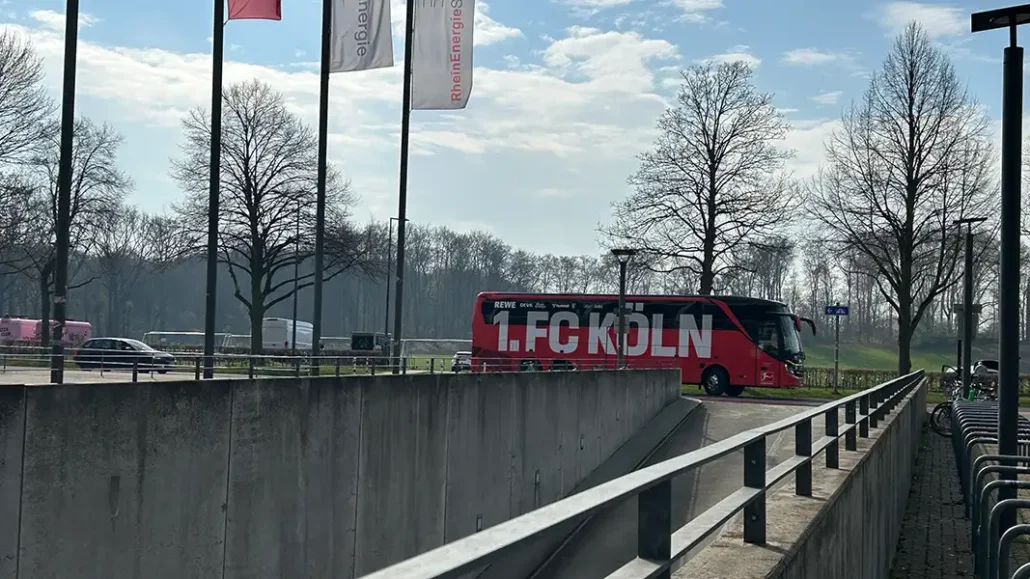 Der Mannschaftsbus auf dem Weg zum Geheimtraining im RheinEnergieStadion. (Foto: GEISSBLOG)