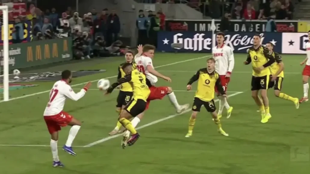 Hier war Dortmunds Yan Couto mit der Hand am Ball. (Foto: Sky)