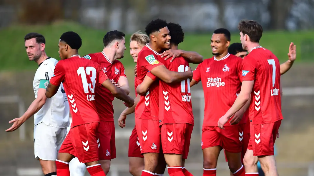 Yannick Mausehund herzt den Torschützen zum 1:0, Nilas Yacobi. (Foto: IMAGO / Fotografie73)