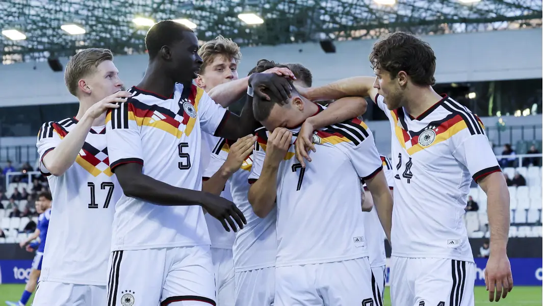 Said El Mala (Nummer 7) vergrub sein Gesicht im Trikot. (Foto: IMAGO / DeFodi Images)