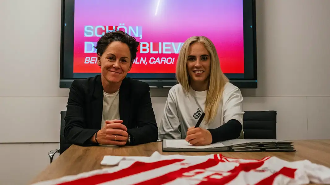Carolin Elsen (re.) bei ihrer Vertragsunterschrift. (Foto: 1. FC Köln)