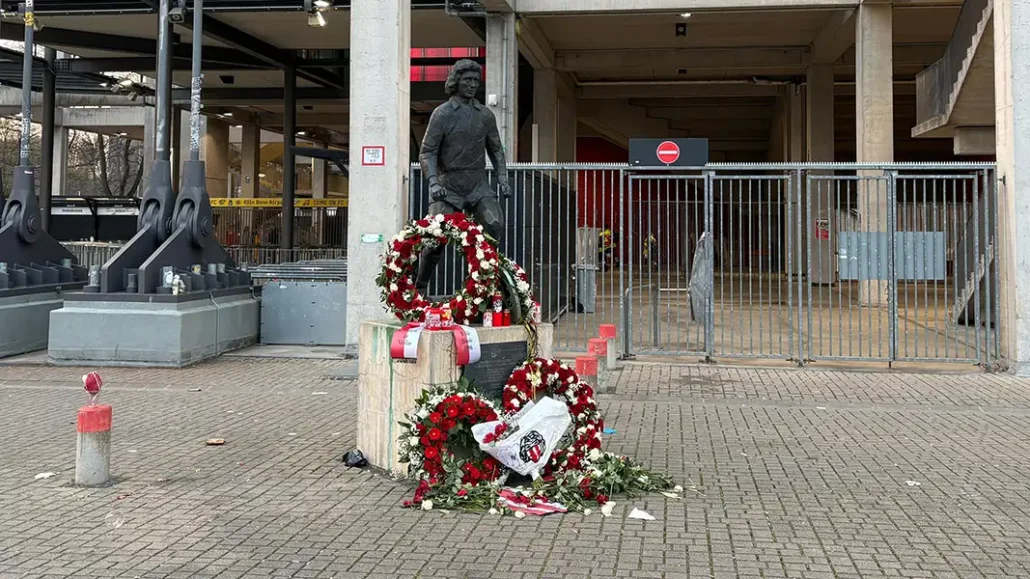 Die Blumen wurden nach dem Derby an der Heinz-Flohe-Statue niedergelegt. (Foto: GEISSBLOG)