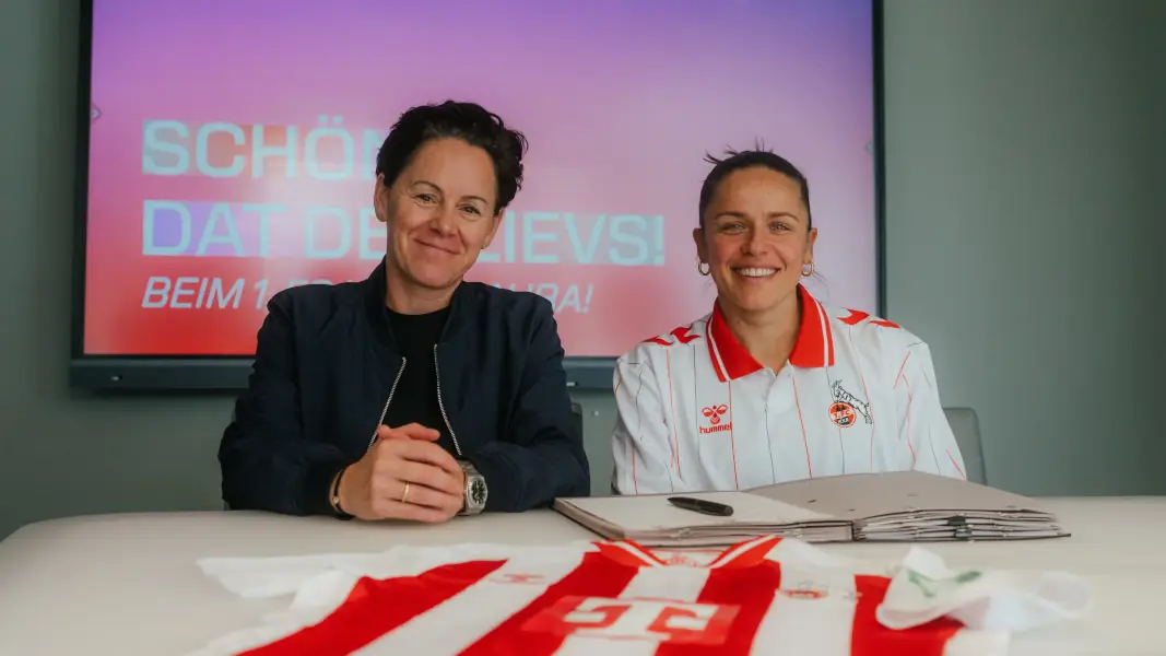 Laura Feiersinger mit Nicole Bender-Rummler. (Foto: 1. FC Köln)