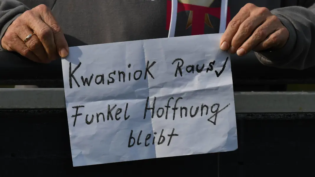 Ein Fan des 1. FC Köln wünschte sich beim Training am Montag die Rückkehr von Friedhelm Funkel. (Foto: IMAGO / Jan Huebner)