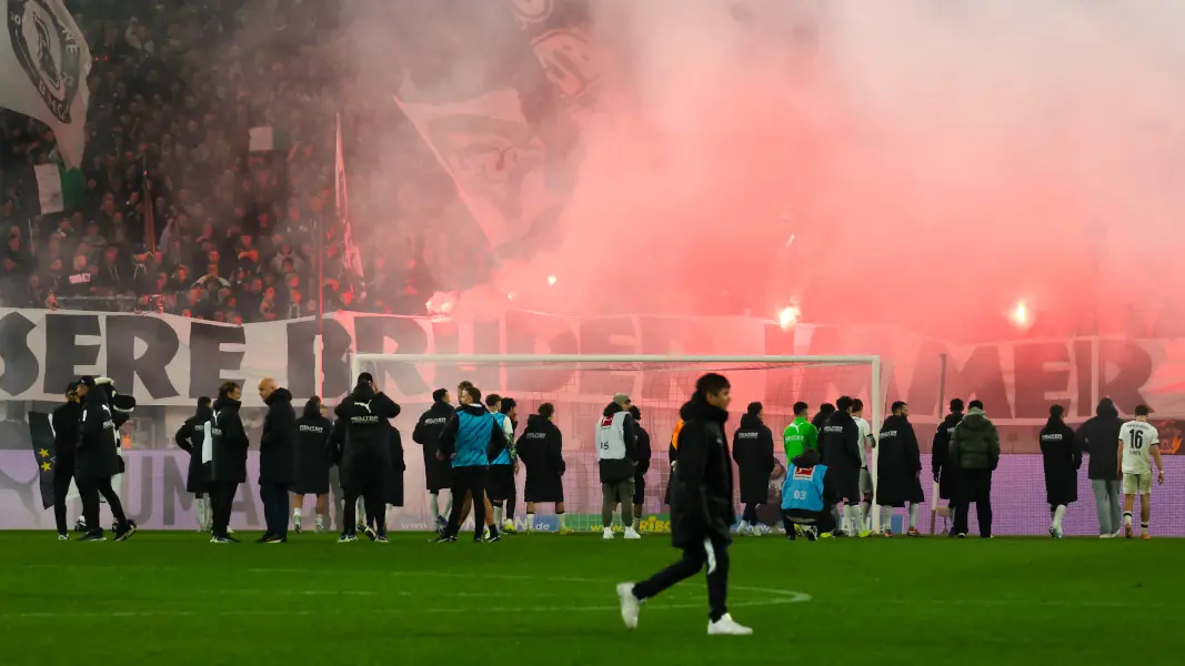 Die Gladbacher Nordkurve nach dem Sieg gegen St. Pauli. (Foto: IMAGO / HMB-Media)