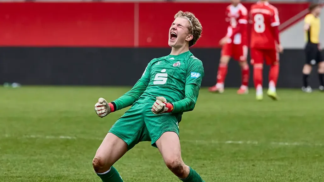 Torhüter Jacob Esser bejubelt den Sieg über den FC Bayern München. (Foto: IMAGO / sportworld)