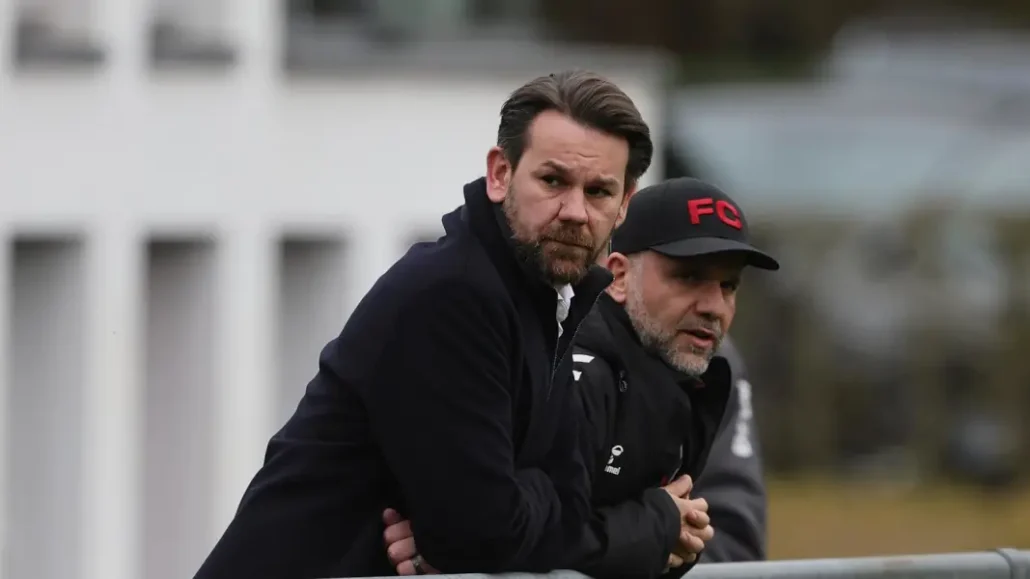 Thomas Kessler am Dienstag mit U21-Trainer Evangelos Sbonias. (Foto: Bucco)