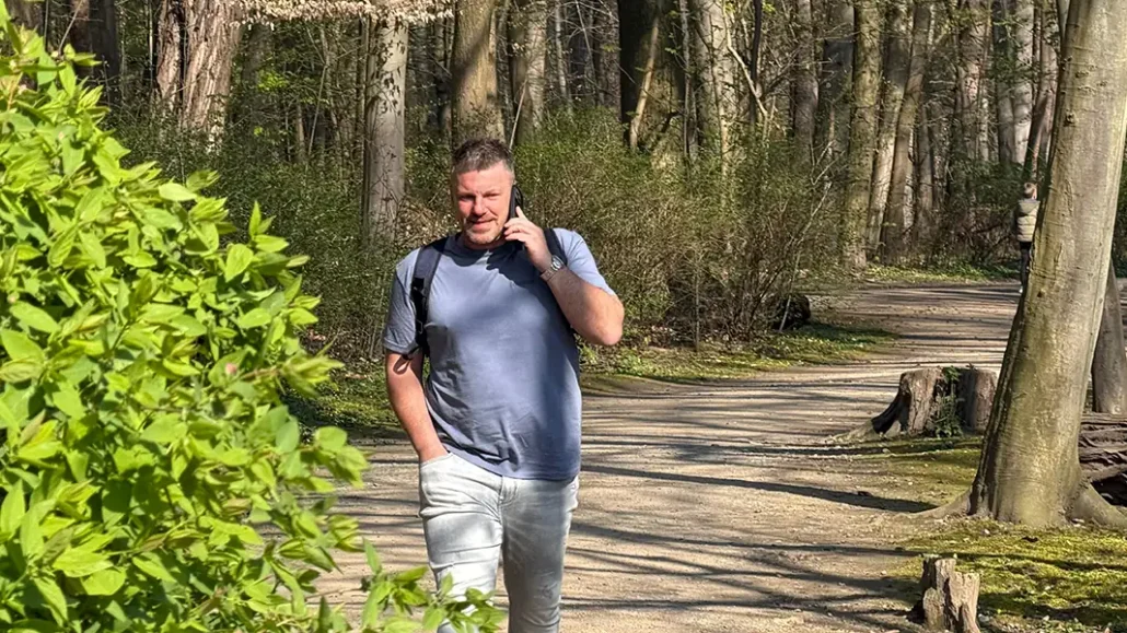 Lukas Kwasniok kommt am Sonntag um kurz vor 11 Uhr am Geißbockheim an. (Foto: GEISSBLOG)
