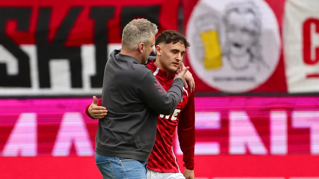 Lukas Kwasniok teilte Cenny Neumann kurz vor Anpfiff mit, dass er starten wird. (Foto: Bucco)