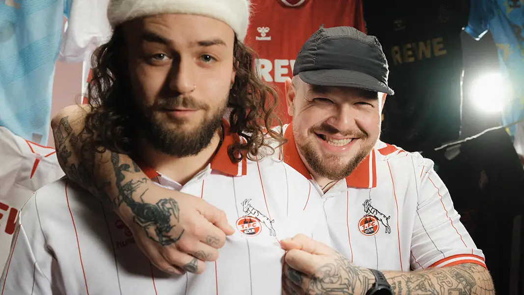 Die Kölner Rapper Lugatti & 9ine im neuen FC-Trikot. (Foto: 1. FC Köln)