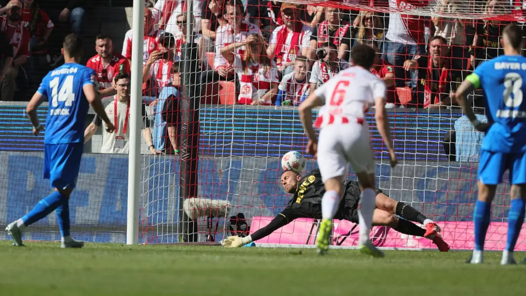 Marvin Schwäbe war beim Elfmeter in der richtigen Ecke, konnte das 0:1 aber nicht verhindern. (Foto: Bucco)