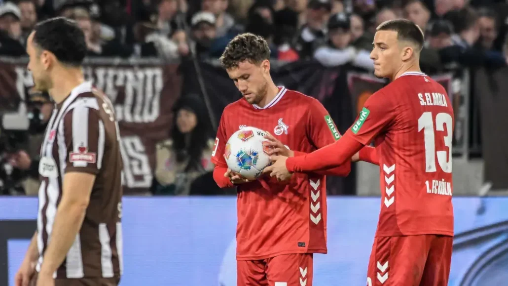 Said El Mala übergibt den Ball an Luca Waldschmidt. (Foto: IMAGO / Oliver Ruhnke)