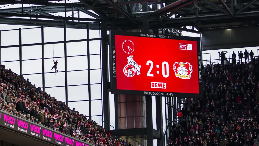 Spielstände der Konkurrenz? So informiert der FC gegen Bayer im Stadion