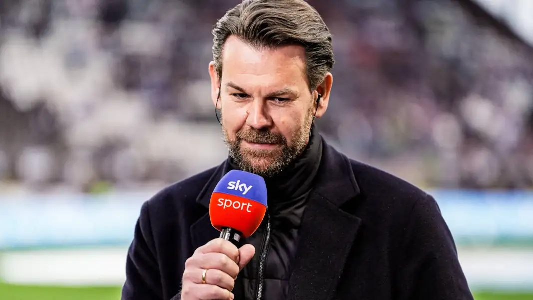 Sportchef Thomas Kessler vom 1. FC Köln am Sky-Mikrofon.
