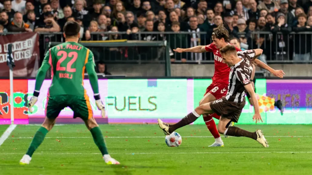Jakub Kaminski im Elfmeter-Zweikampf mit Karol Mets. (Foto: IMAGO / Eibner)