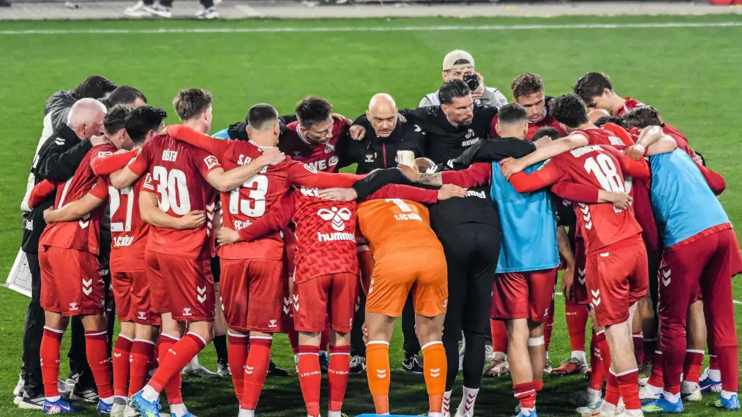 Die FC-Profis nach dem 1:1 auf St. Pauli. (Foto: Ragnar Ache nach seiner Auswechslung gegen St. Pauli. (Foto: IMAGO / Justus Stegemann)