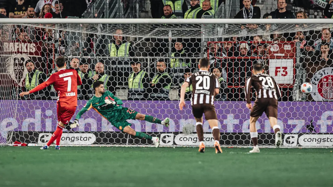 Nikola Vasilj konnte Luca Waldschmidts Elfmeter nur hinterherschauen. (Foto: IMAGO / Justus Stegemann)