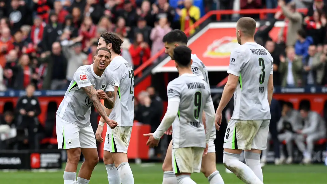 Frust beim VfL Wolfsburg nach der Pleite in Leverkusen. (Foto: IMAGO / DeFodi Images)