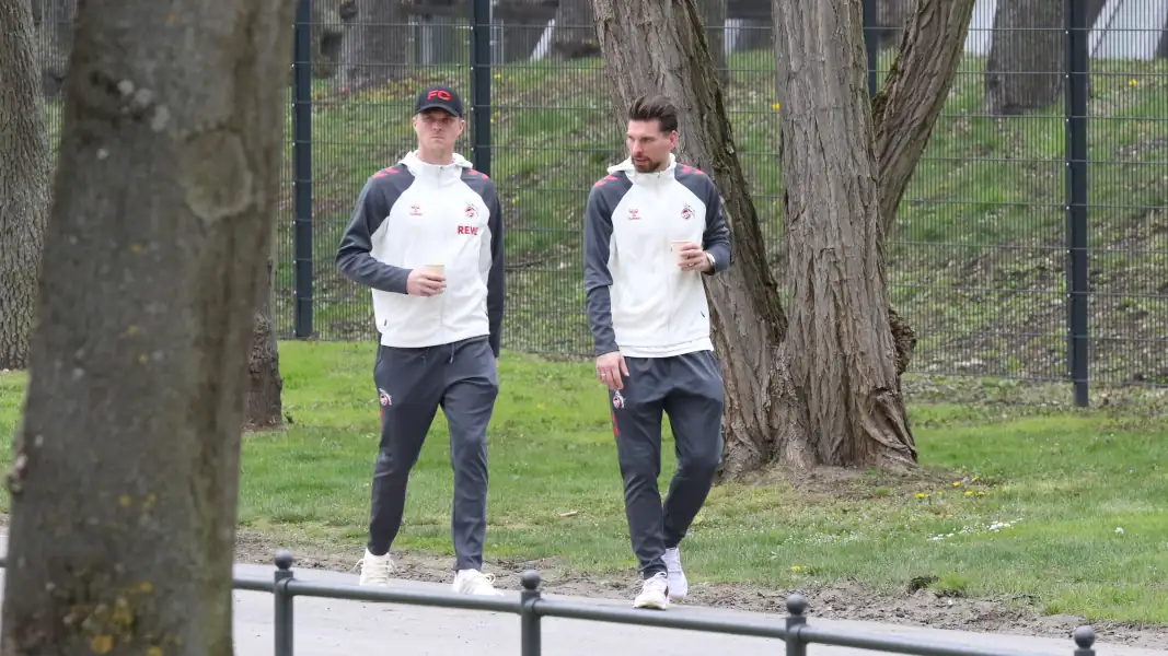 Marius Bülter und Ron-Robert Zieler auf dem Weg zur Abfahrt am Samstag. (Foto: GEISSBLOG)