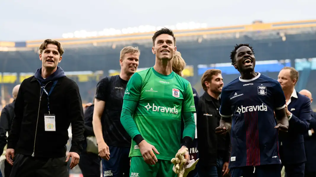 Rasmus Carstensen (links) konnte den Titel nur in zivil feiern. (Foto: IMAGO / Gonzales Photo)