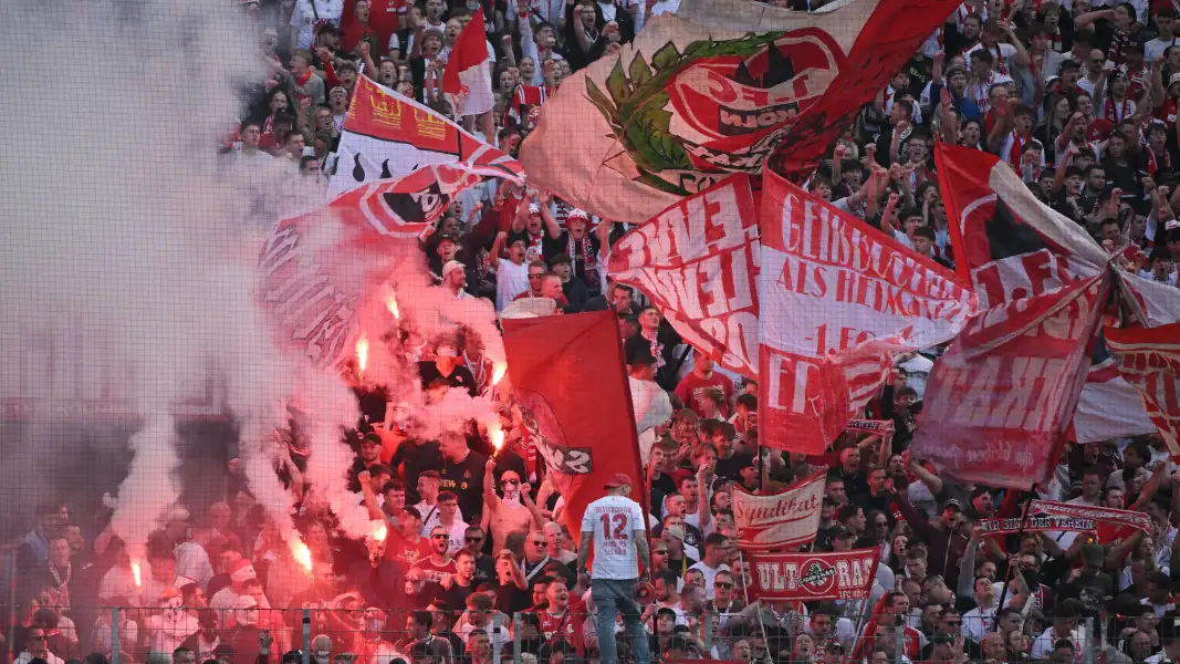 Die Ultras des 1. FC Köln: Die Wilde Horde musste auf dem Weg nach München umdrehen. (Foto: IMAGO / Team 2)