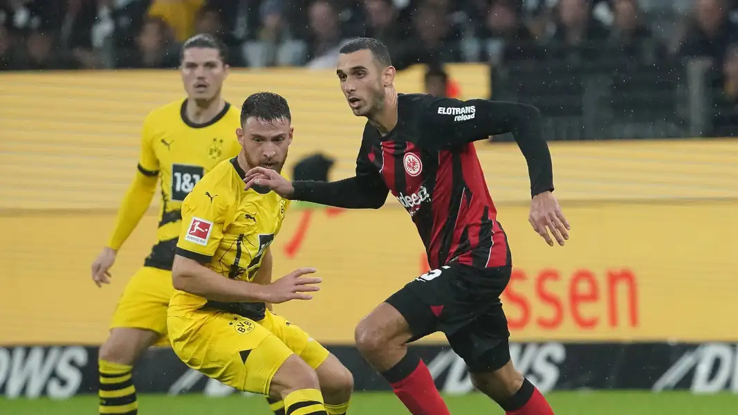 Salih Özcan (Borussia Dortmund) gegen Ellyes Skhiri (Eintracht Frankfurt).