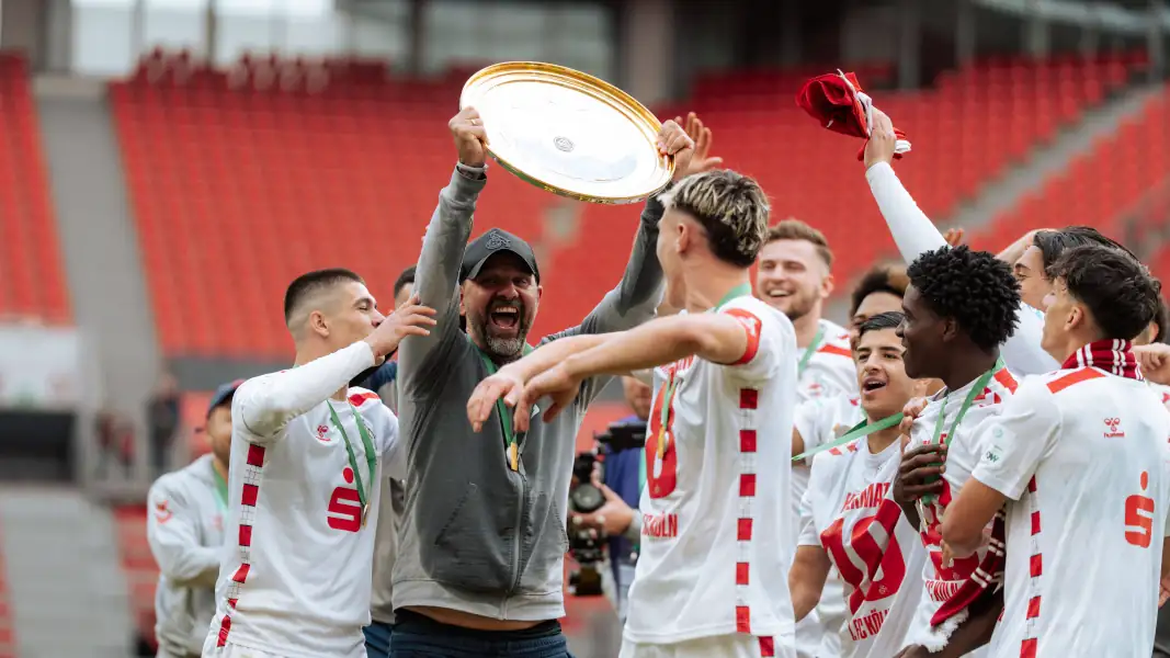 Stefan Ruthenbeck mit der Meisterschale am Ende der letzten Saison.
