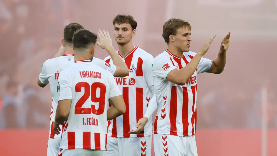Die Spieler des 1. FC Kollegen klatschen sich ab.