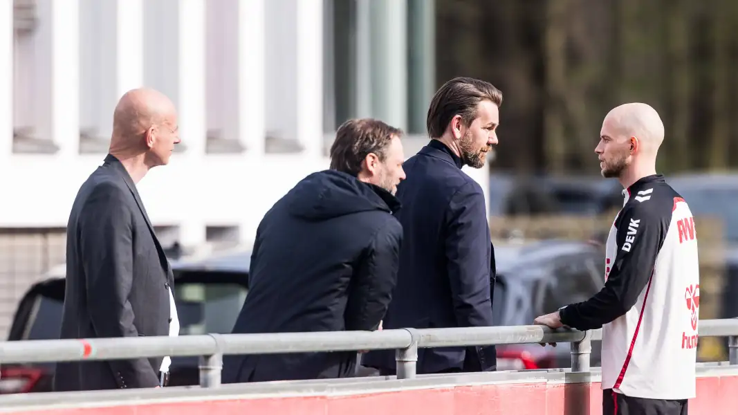 Präsident Jörn Stobbe (l.) schaut Trainer René Wagner (r.), Kaderplaner Tim Steidten (2. v.l.) und Sportchef Thomas Kessler bei der Diskussion zu. Foto: imago/Beautiful Sports Images