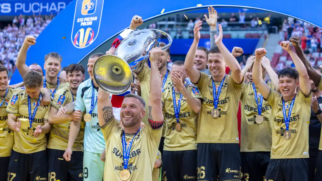 Lukas Podolski feiert mit den Kollegen von Gornik Zabrze den Pokalsieg. (Foto: imago/Fotostyk)