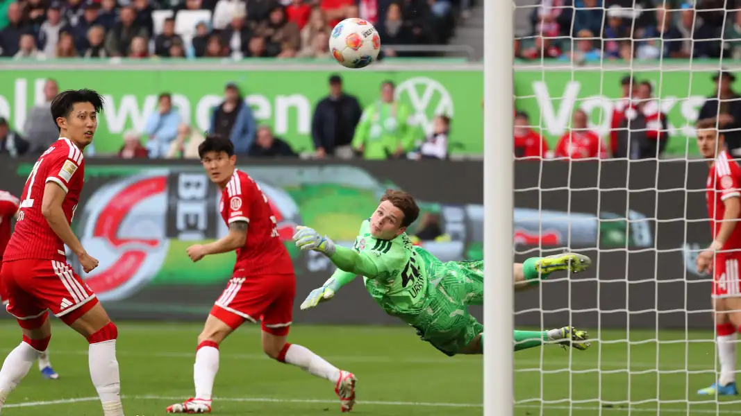 Jonas Urbig mit einer Parade.