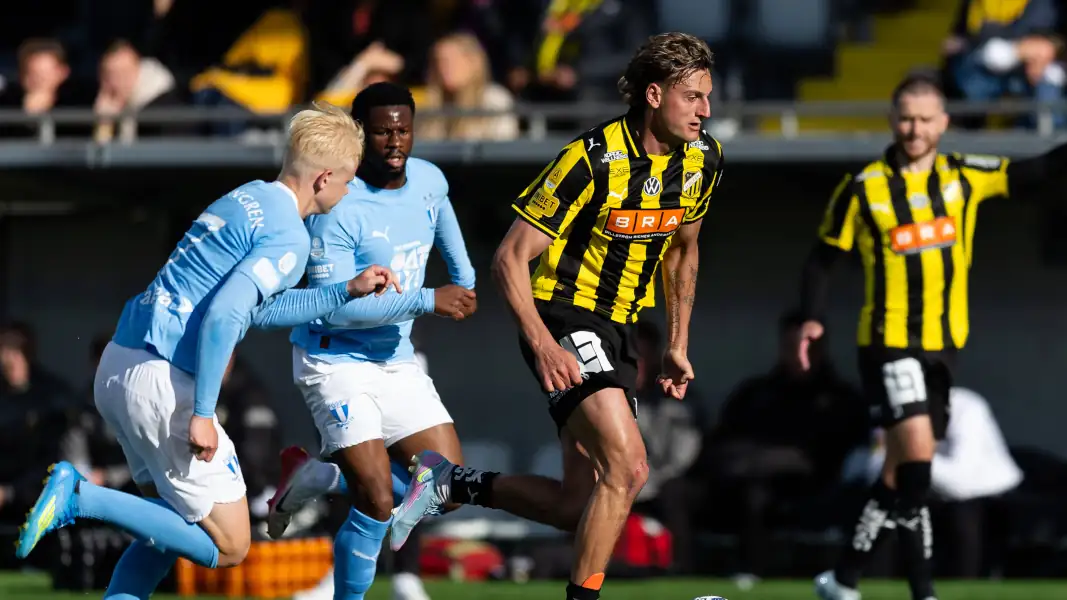 Dynamischer Antritt: Silas Andersen (M.) für BK Häcken im Spiel gegen Malmö. Der Mittelfeldspieler steht vor einem millionenschweren Transfer. (Foto: imago/Bildbyran)